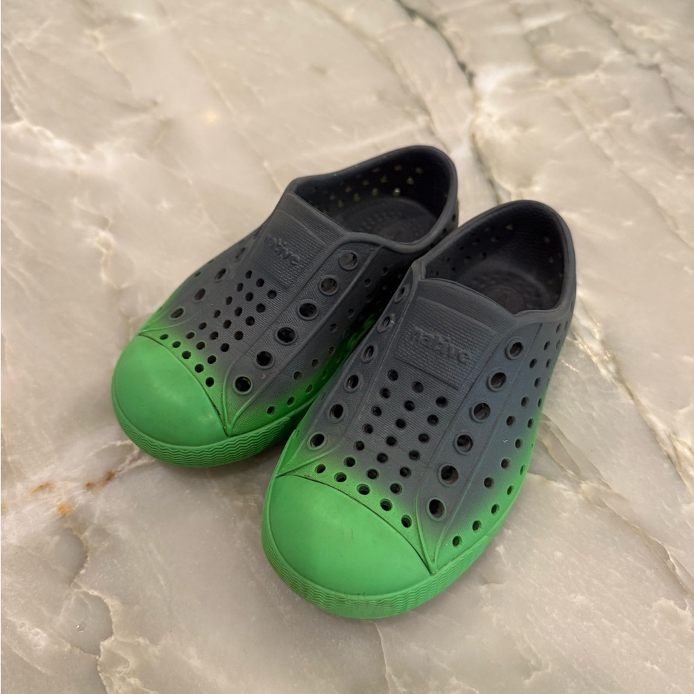 EUC C7 Native Jefferson in grey and green ombré